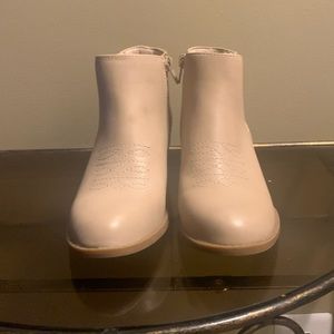 Frye and Co. Leather ankle boots. Zipper on side size 6M new never worn